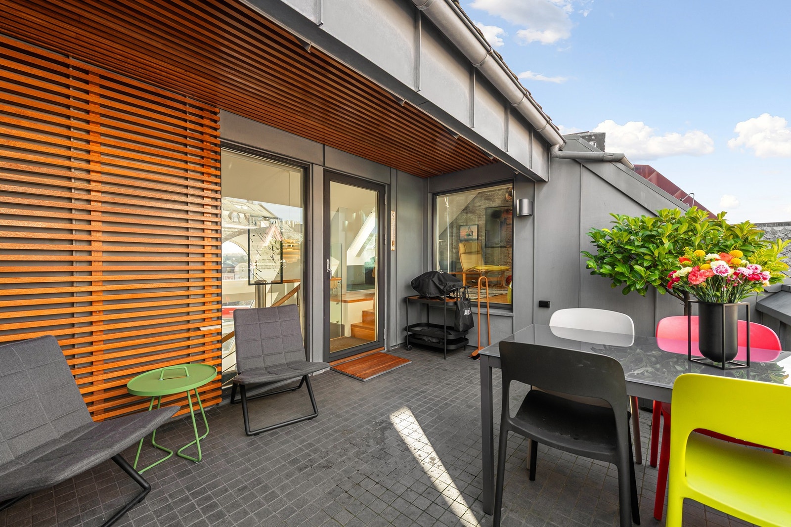 Overbygg og vegger er gjennomført med eikespiler . Galleribilde