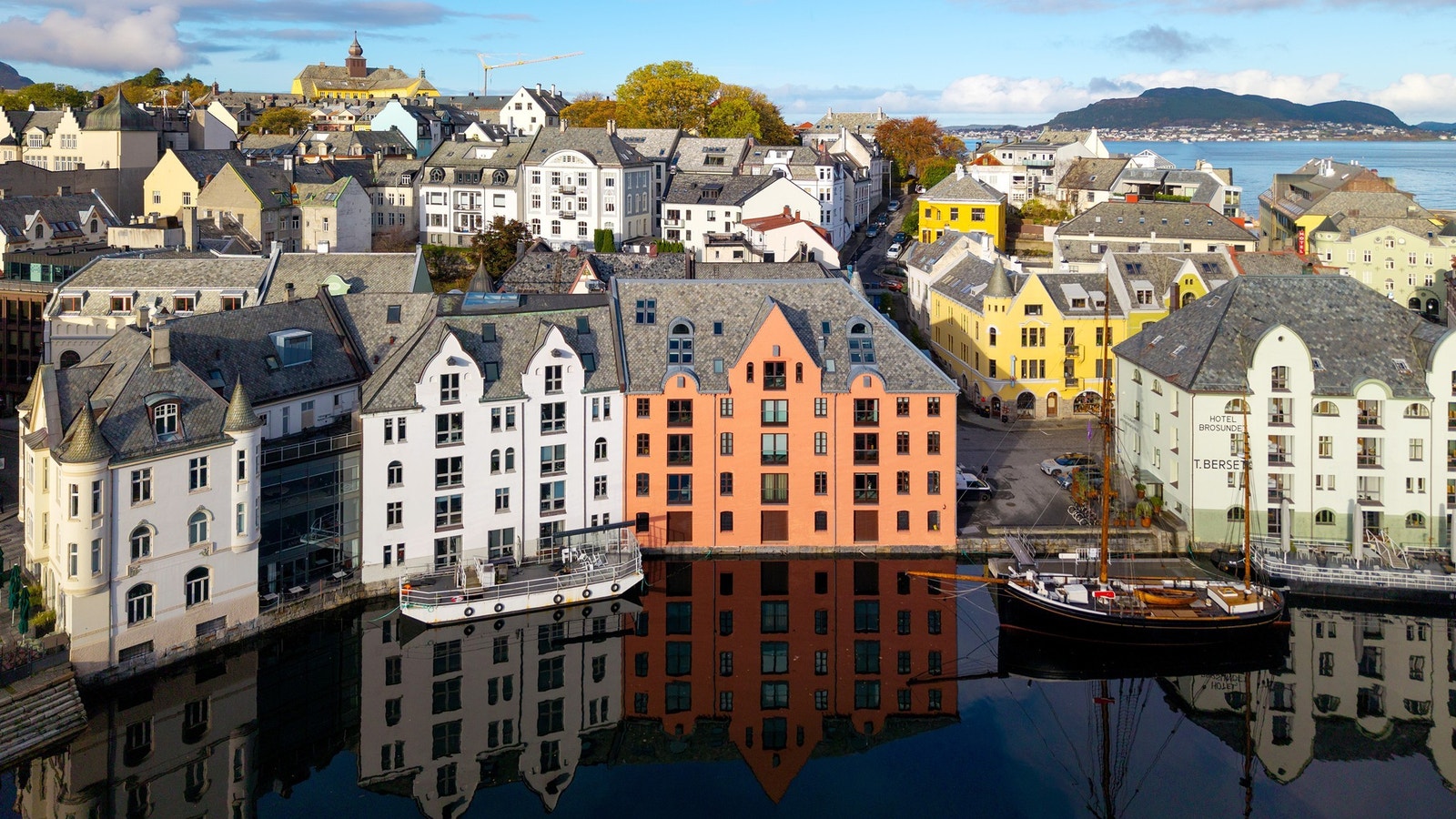 Tiltalende toppleilighet over 2 plan i rehabilitert bygård i Apotekergata. Galleribilde