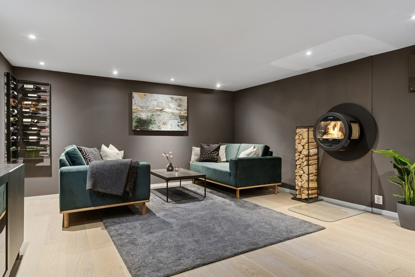 Meget smakfullt innredet med flott vedovn, perfekt for varme og hygge. Galleribilde