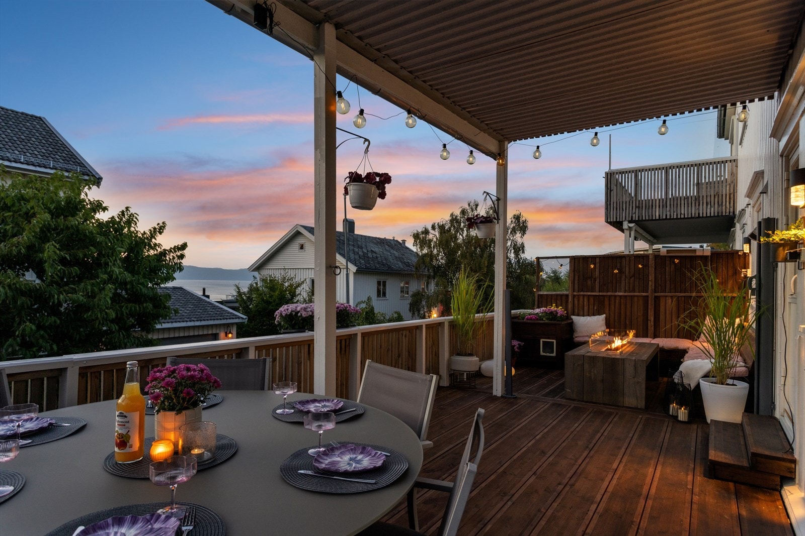 Romslig terrasse med nydelig utsikt og vakker himmel. En flott uteplass til stor glede på gode og varme sommerdager. Galleribilde