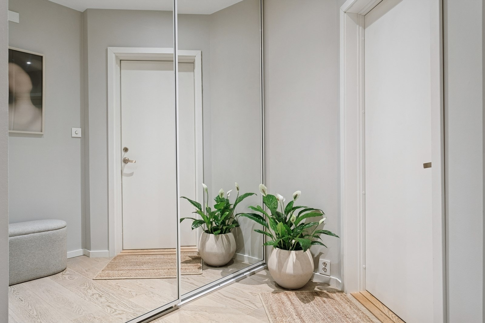 Her ønskes man velkommen inn i en innbydende og romslig entré/gang med speil-/skyvedørsgarderobe. Galleribilde