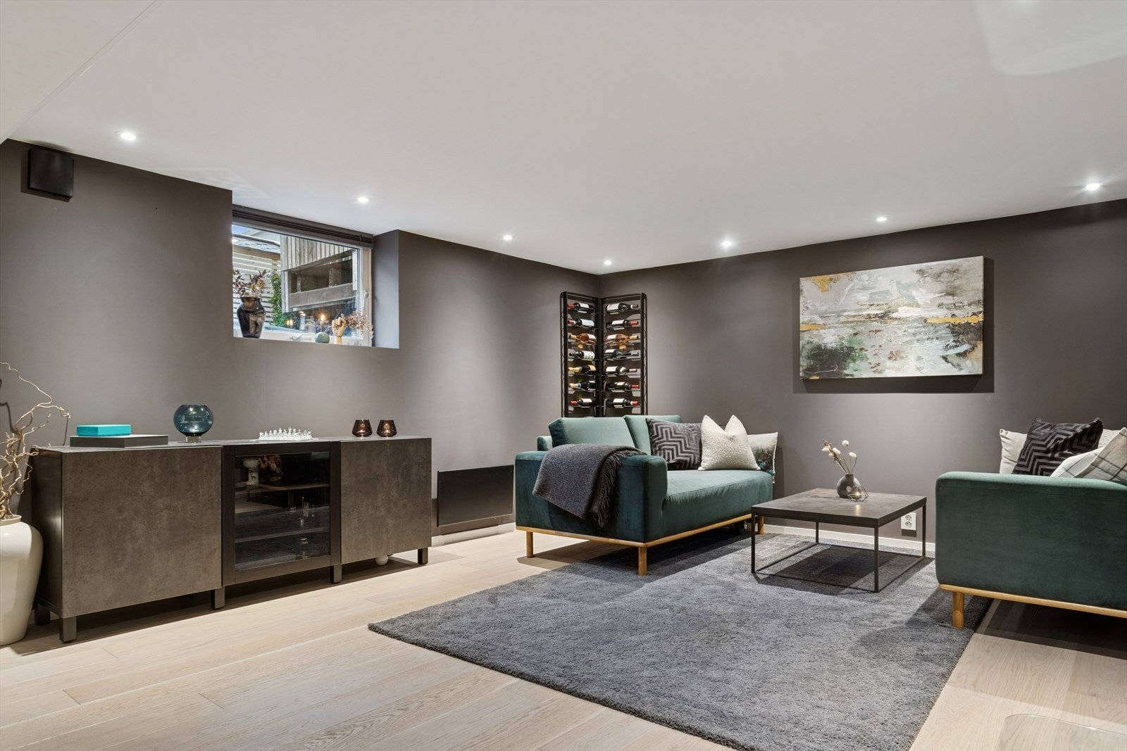 Romslig kjellerstue på 23,3 m² Galleribilde