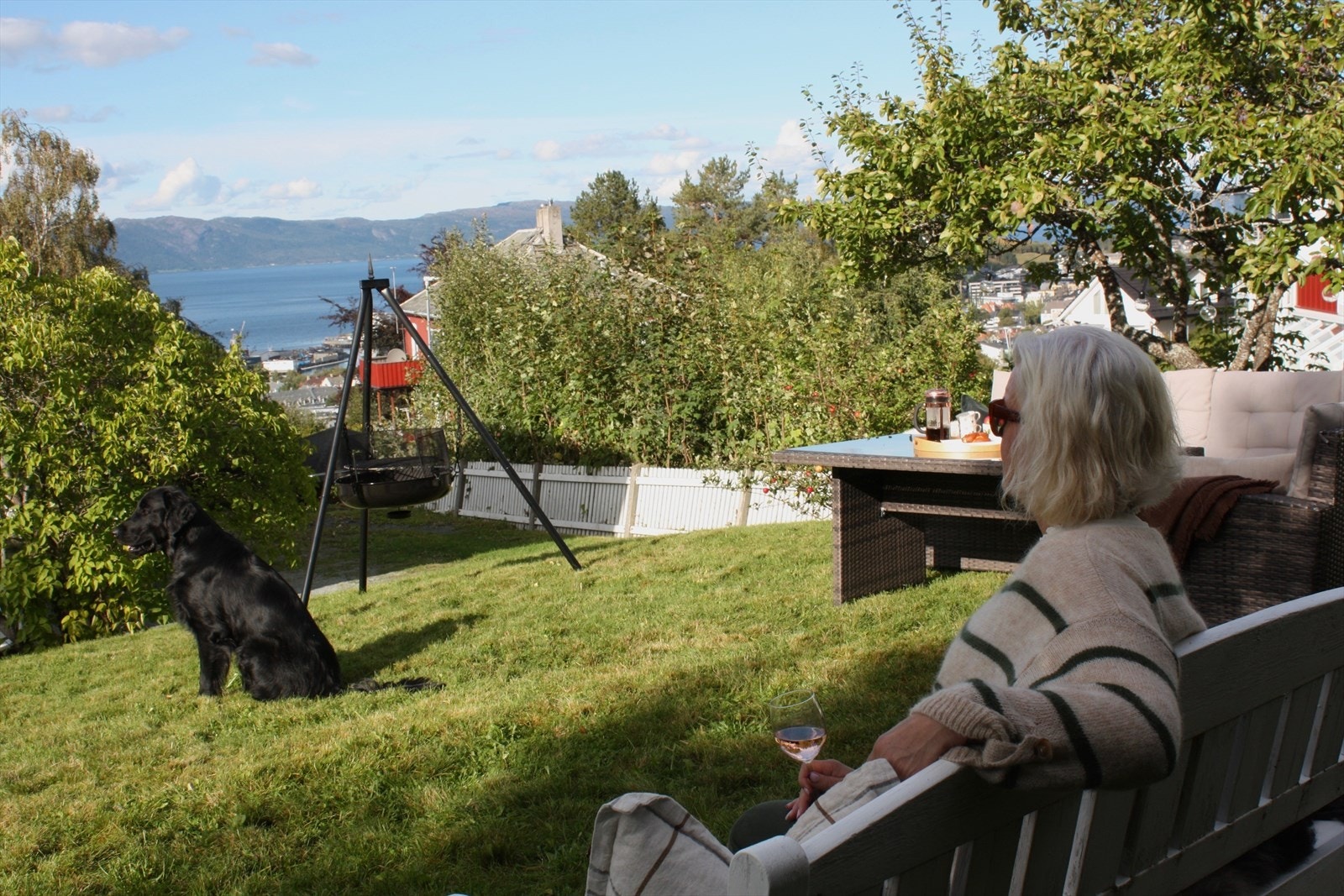 Nydelig og stor hage med lite innsyn, gode solforhold og skjermet fra vei og støy. Her kan du sitte i fred og ro og nyte den nydelige utsikten over bl.a. Trondheimsfjorden. Galleribilde