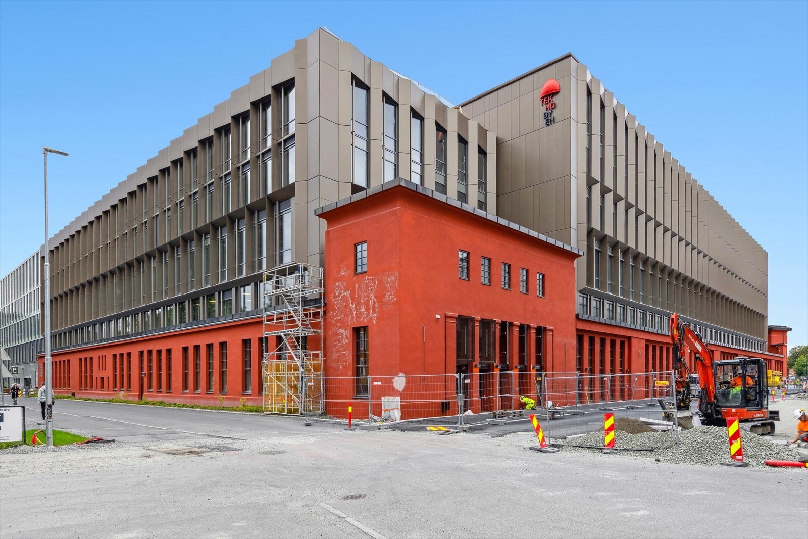 Teknostallen åpnet nylig etter renovering og byr bl.a. på et bygulv med tropisk hage, 3T treningssenter, bakeri, restaurant, musikk/bar/scene og spennende opplevelser. Galleribilde