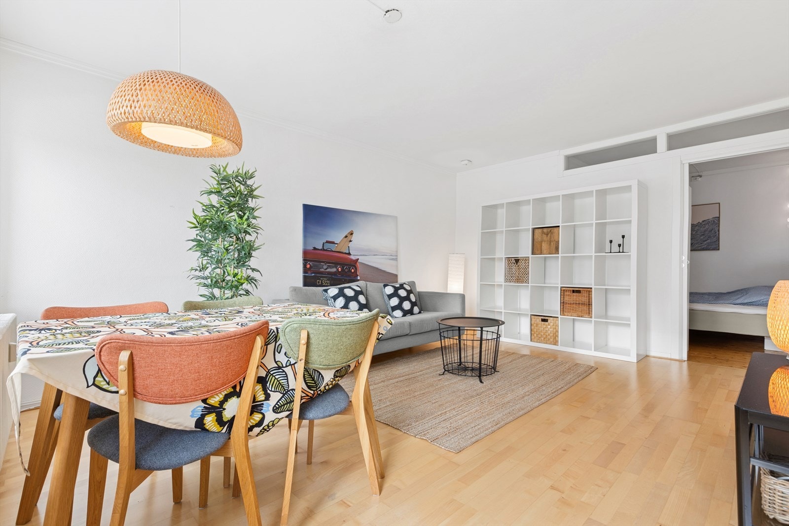 Stuen har god plass til både sofakrok og spisebord. Galleribilde