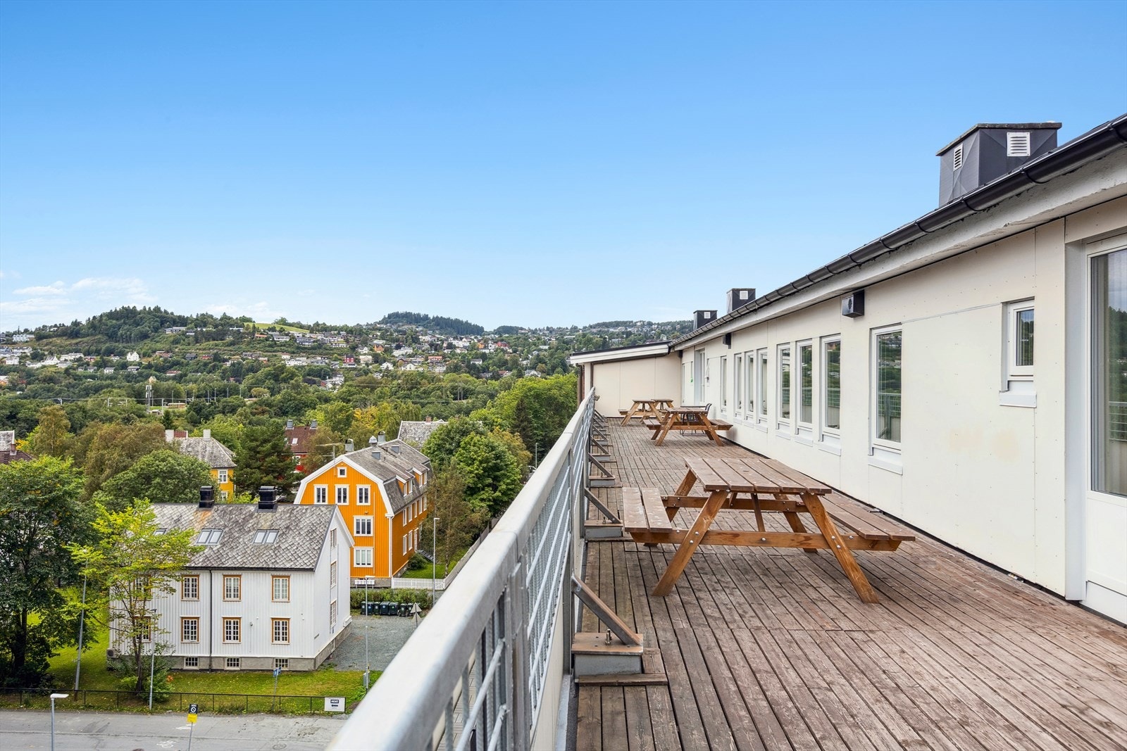 Her er det fin utsikt og gode solforhold, samt flere sittegrupper. Galleribilde