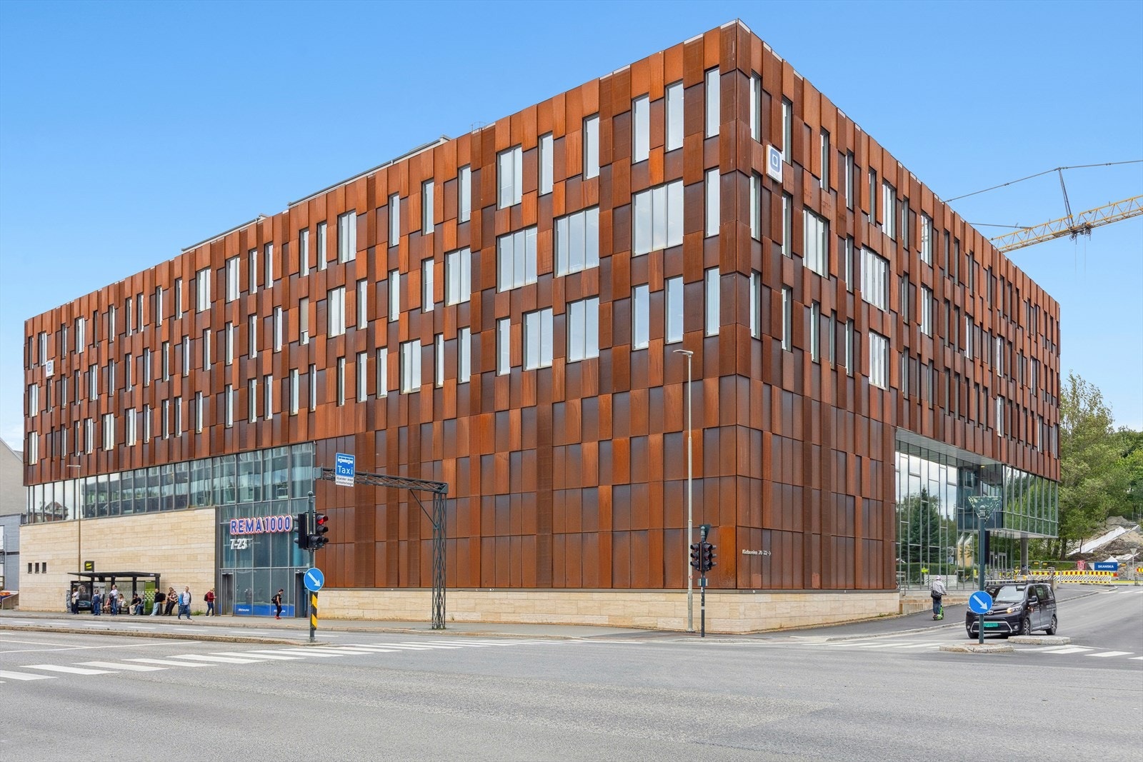 NTNU Handelshøyskolen og REMA 1000 ligger rett over gata. I tillegg er det kort vei til NTNU Gløshaugen og andre studiesteder i byen. Galleribilde