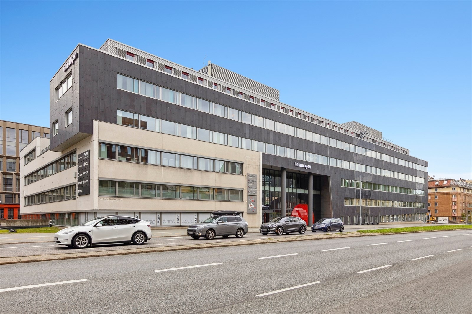 Teknobyen ligger i umiddelbar nærhet og er i stor utvikling. Her finner man moderne næringsbygg med et stort utvalg arbeidsplasser. Galleribilde