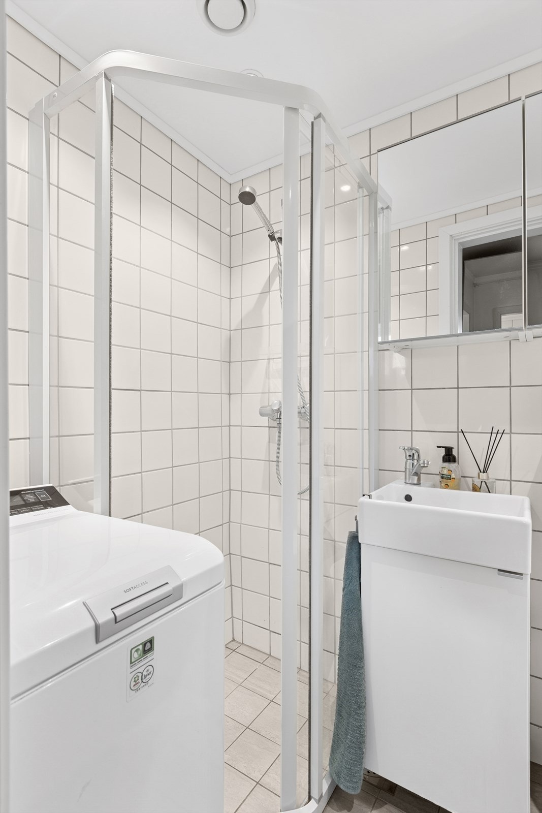 Badet er utstyrt med servant, dusjhjørne, toalett og opplegg for vaskemaskin. Galleribilde