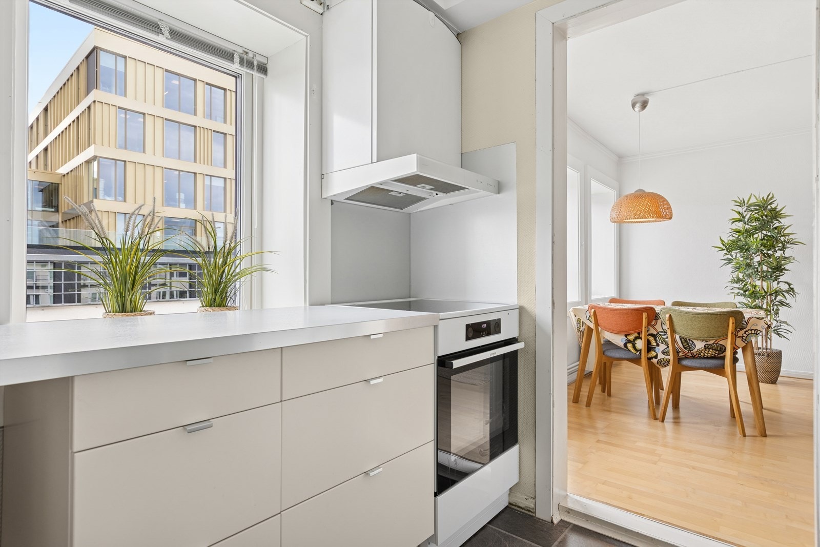 Man har et naturlig skille mellom stue og kjøkken som gir leiligheten flere soner. Galleribilde