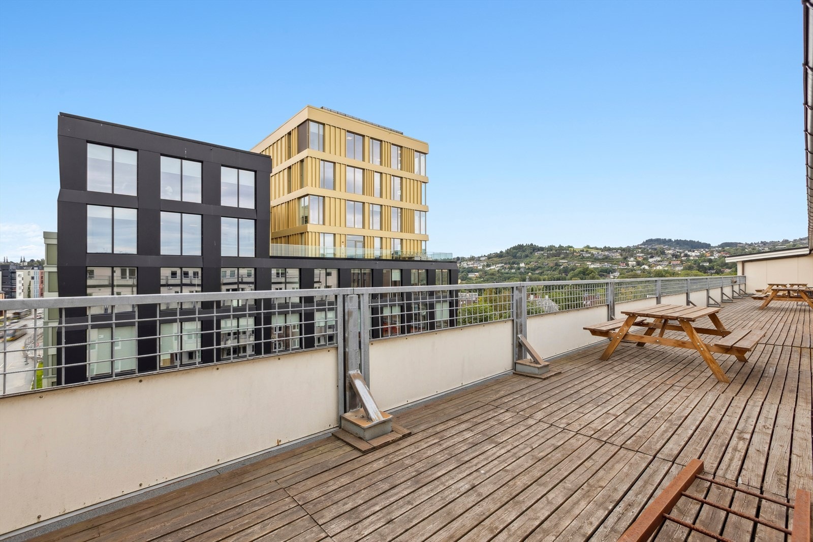 Aksjelaget har en flott, felles takterrasse i samme etasje som leiligheten. Galleribilde