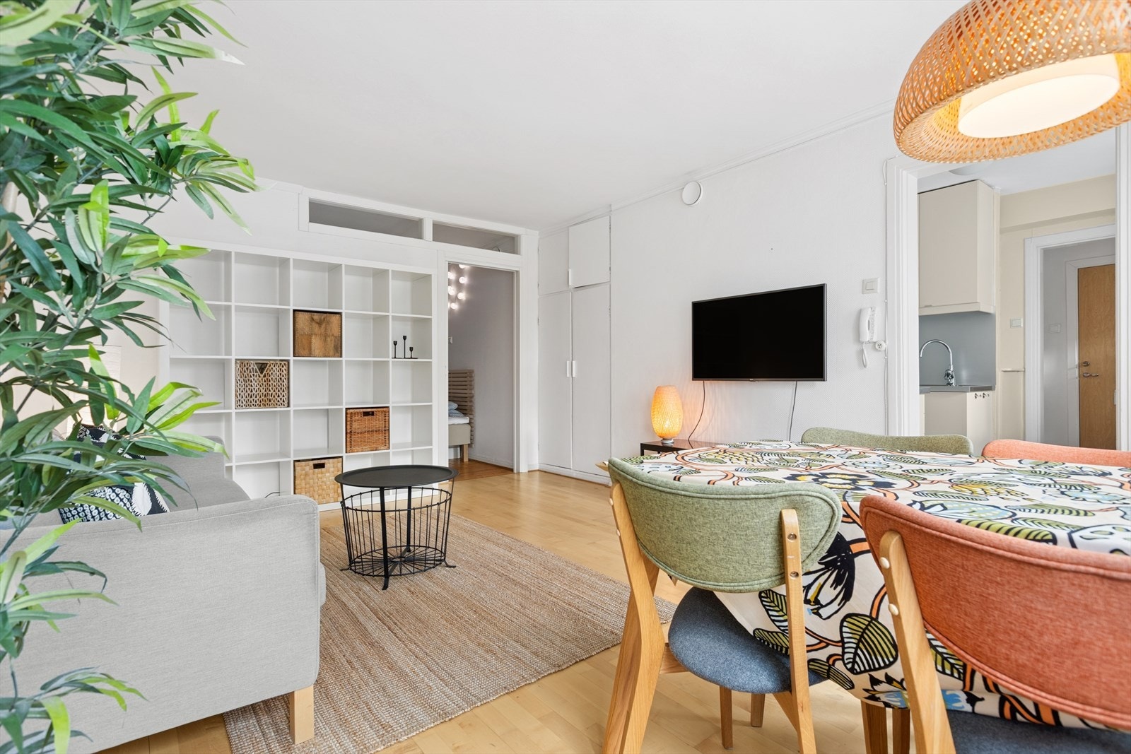 Inngang til sovealkove fra stue. Stor garderobe/innvendig bod ved alkoven. Galleribilde