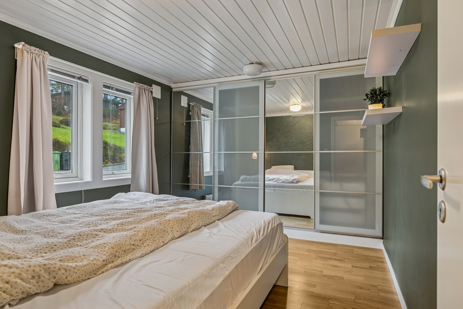 På hovedsoverom er det romslig skyvedørsgarderobe Galleribilde