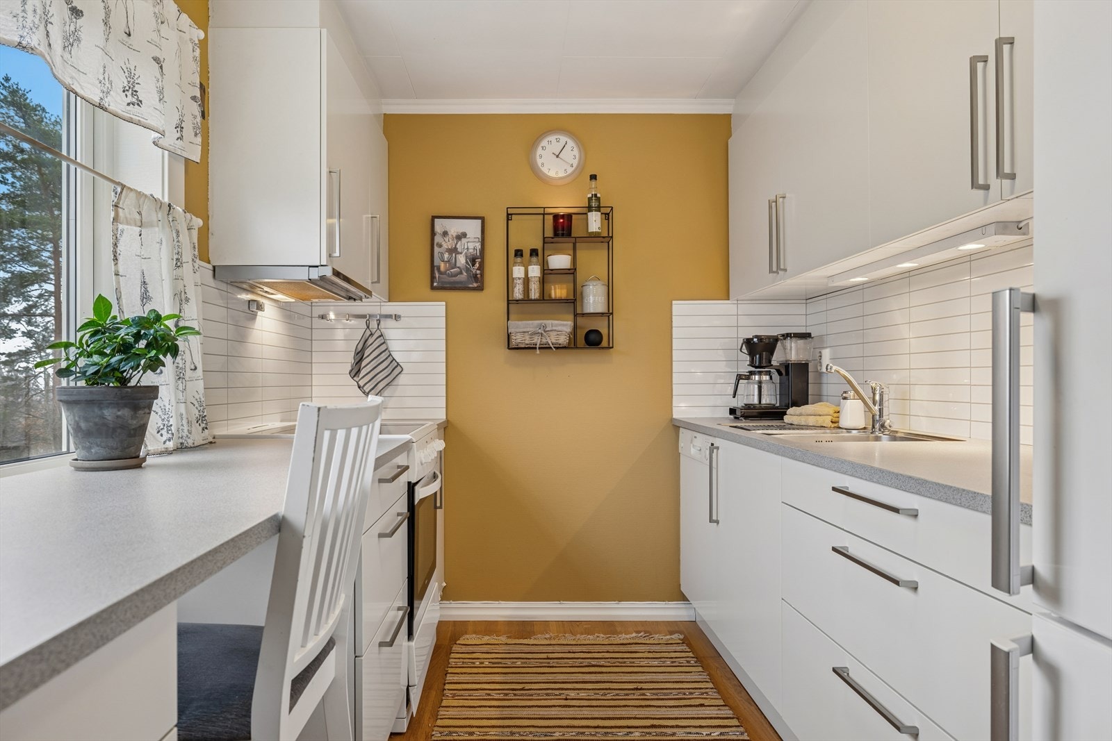 Slett hvit HTH kjøkkeninnredning fra 2013 Galleribilde