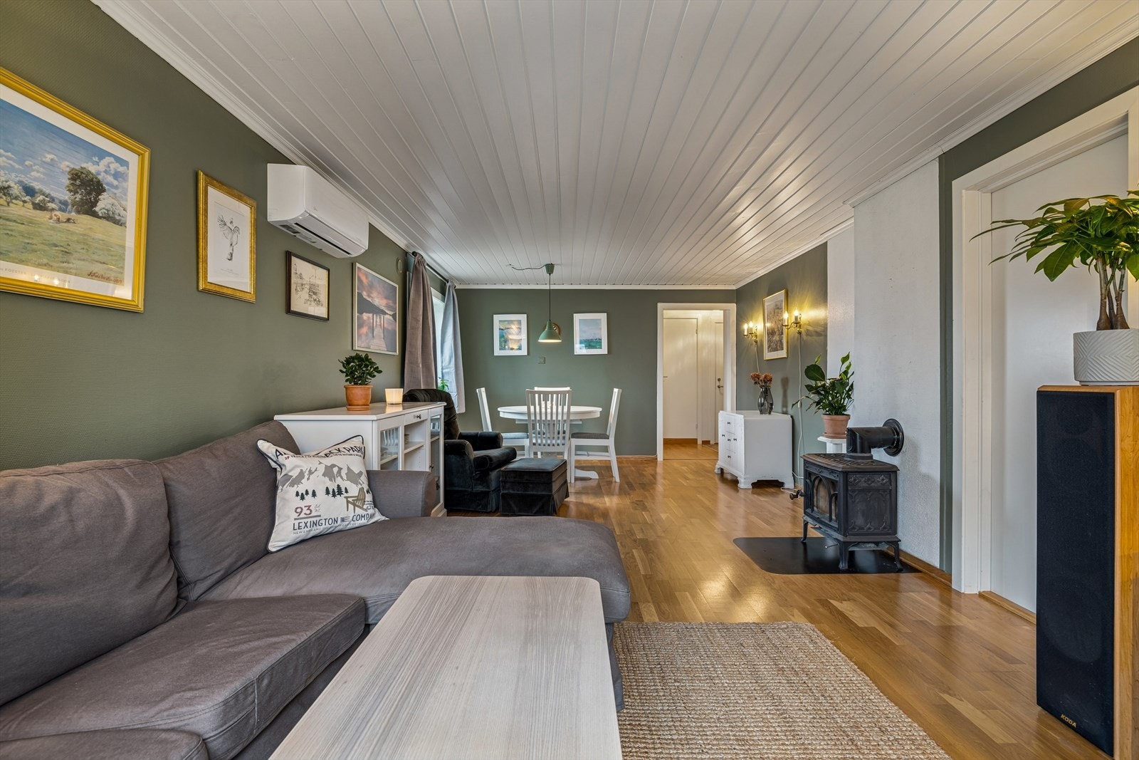 Pen romslig stue med god plass til både spisestue og sofagruppe Galleribilde