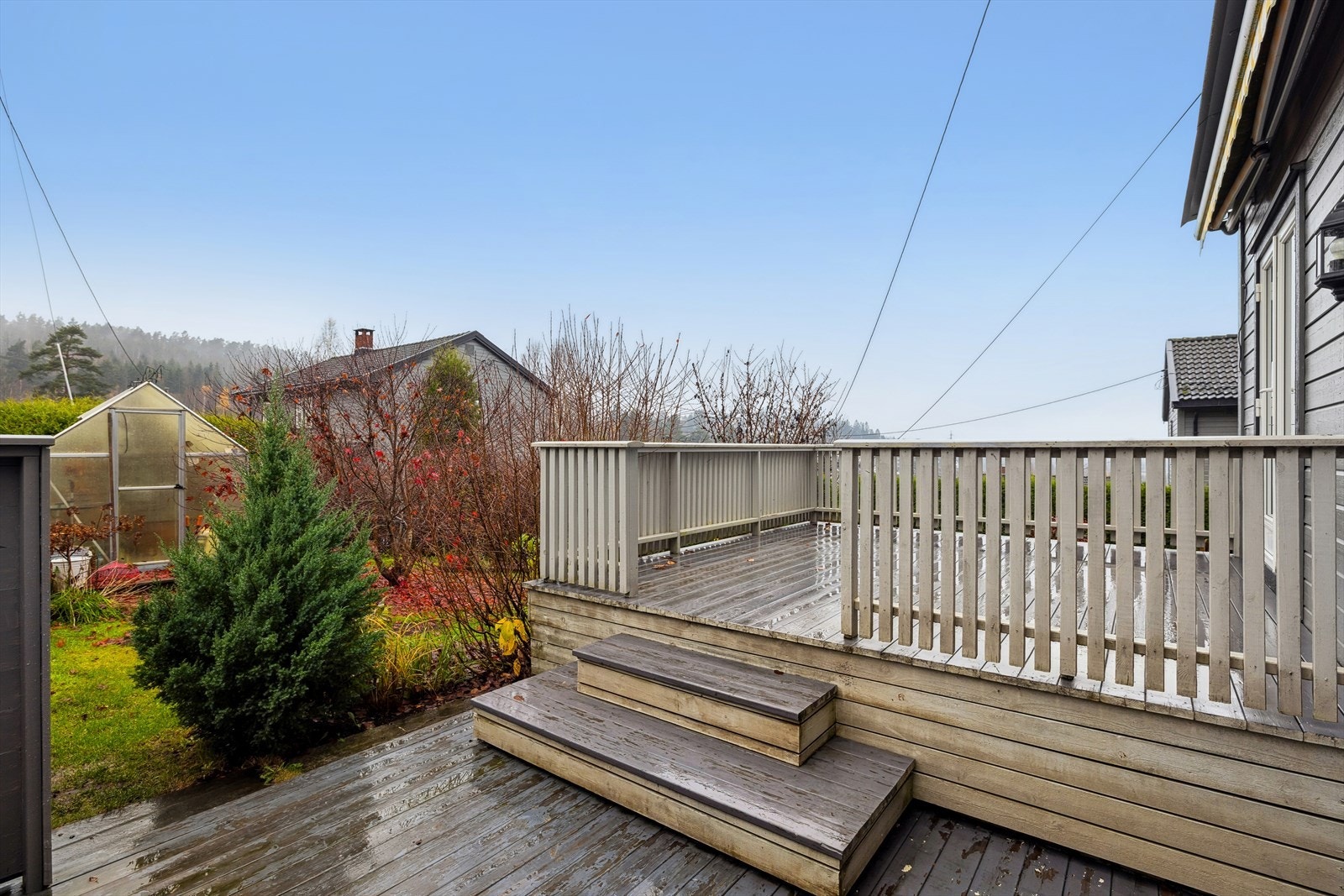 Nyere terrasse med direkte tilgang til hagen Galleribilde