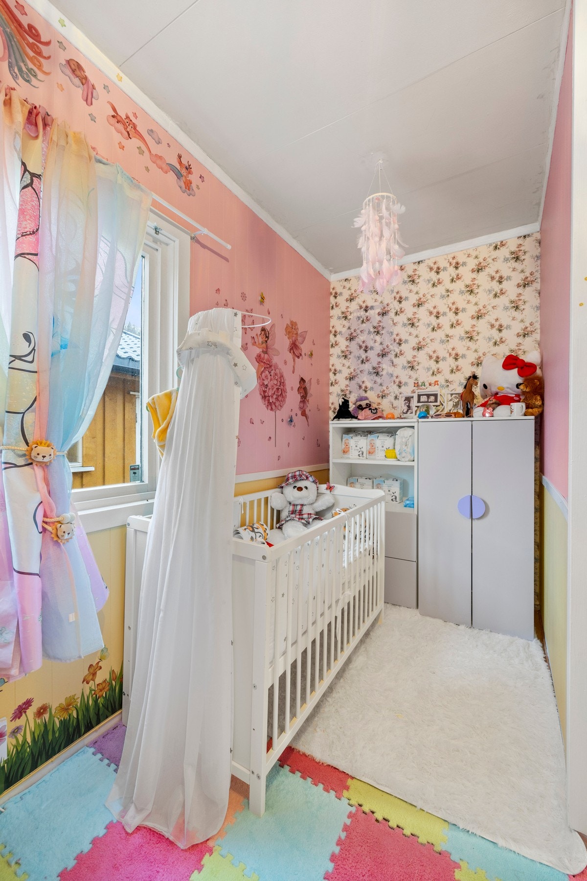 Brensel/tørk omgjort til soverom. Det foreligger ingen søknad om bruksendring og kjøper overtar risiko for dette. Galleribilde