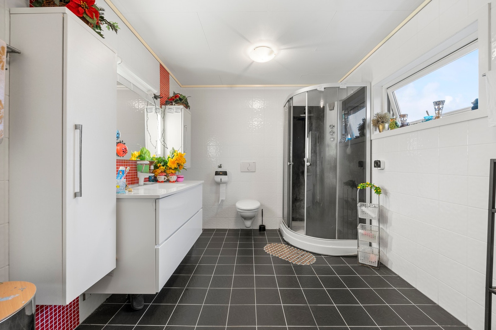 Det er utstyrt med dusjkabinett, servantskap, toalett og opplegg for vaskemaskin Galleribilde