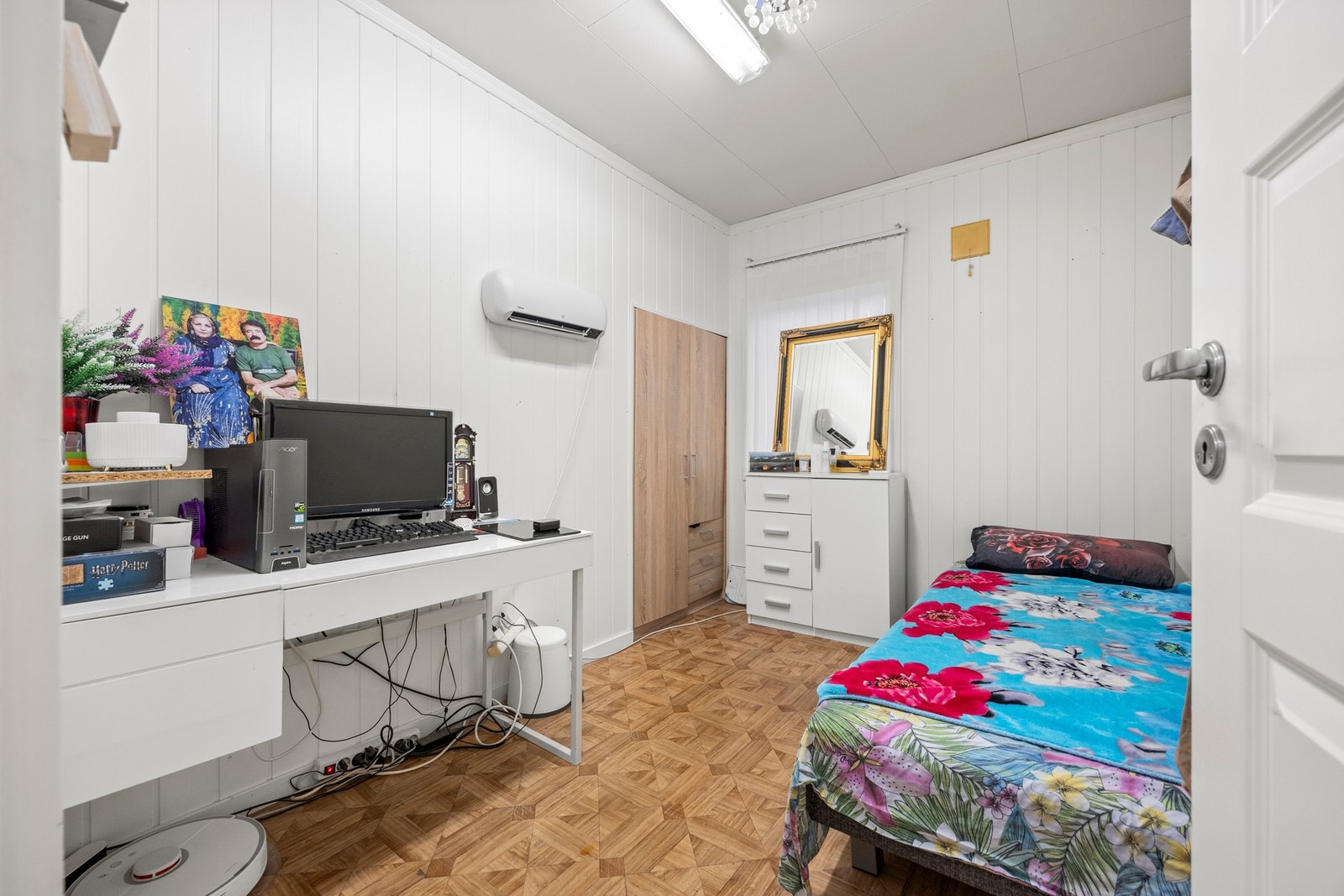 Soverom - 7 kvm. Det er montert radiator Galleribilde