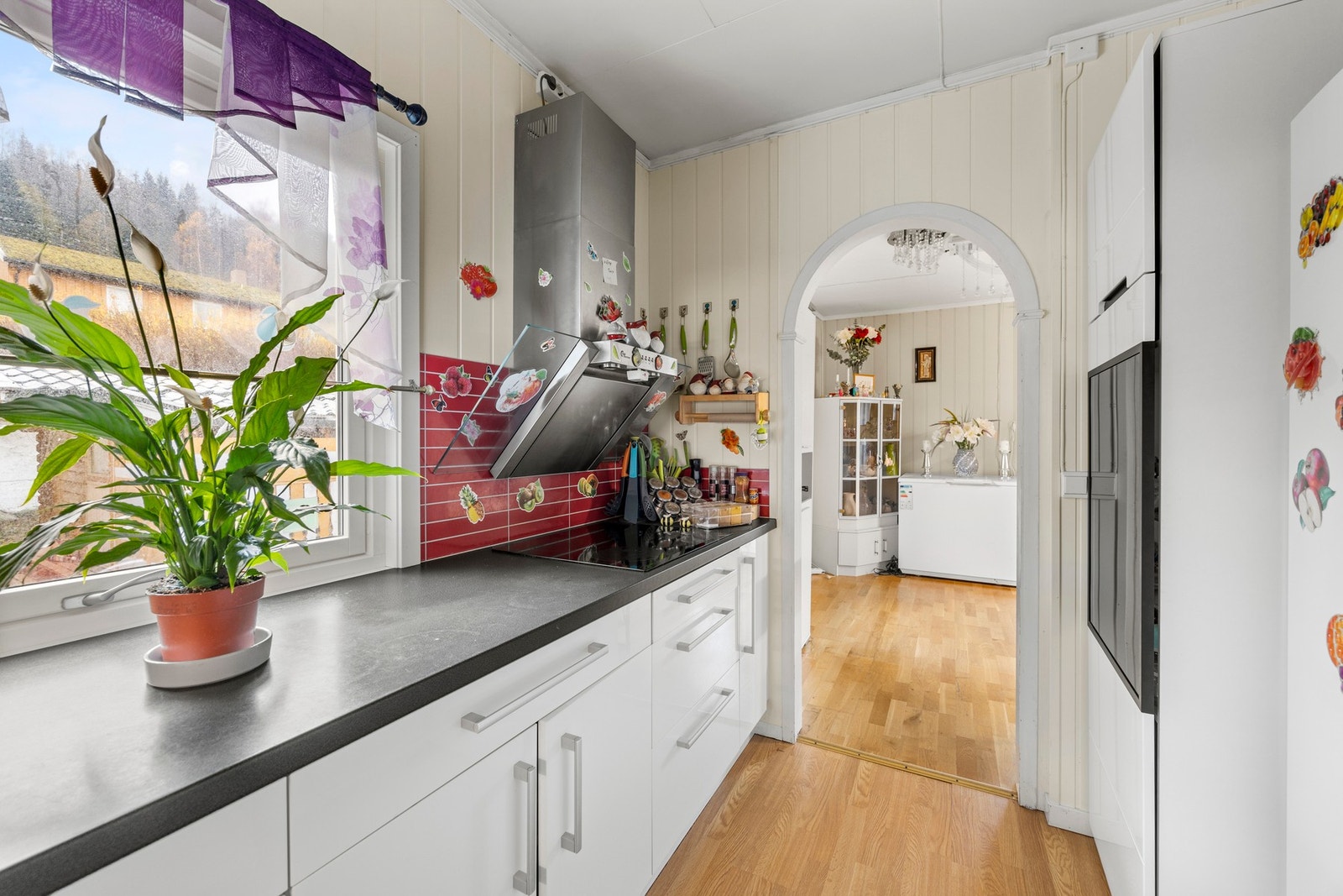 Det er integrert stekeovn, mikroovn, platetopp og oppvaskmaskin Galleribilde