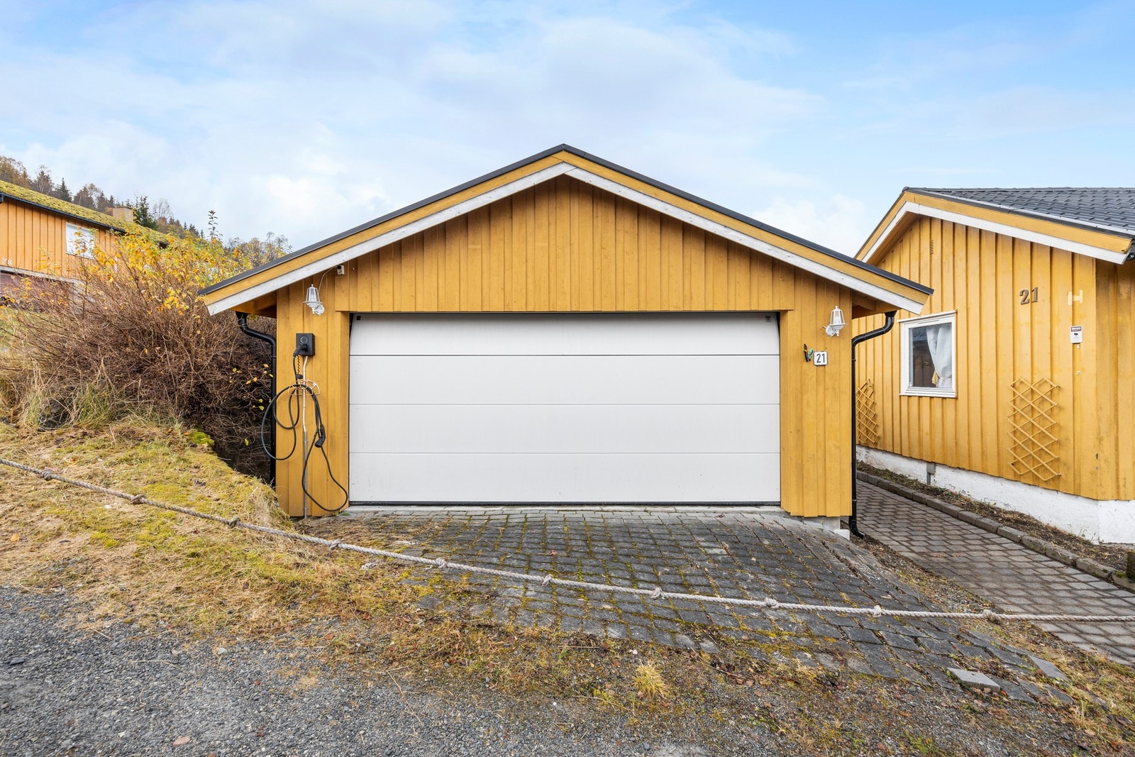 Garasjen er oppført i 2014 og måler 34 kvm. Det er montert elbillader. Galleribilde