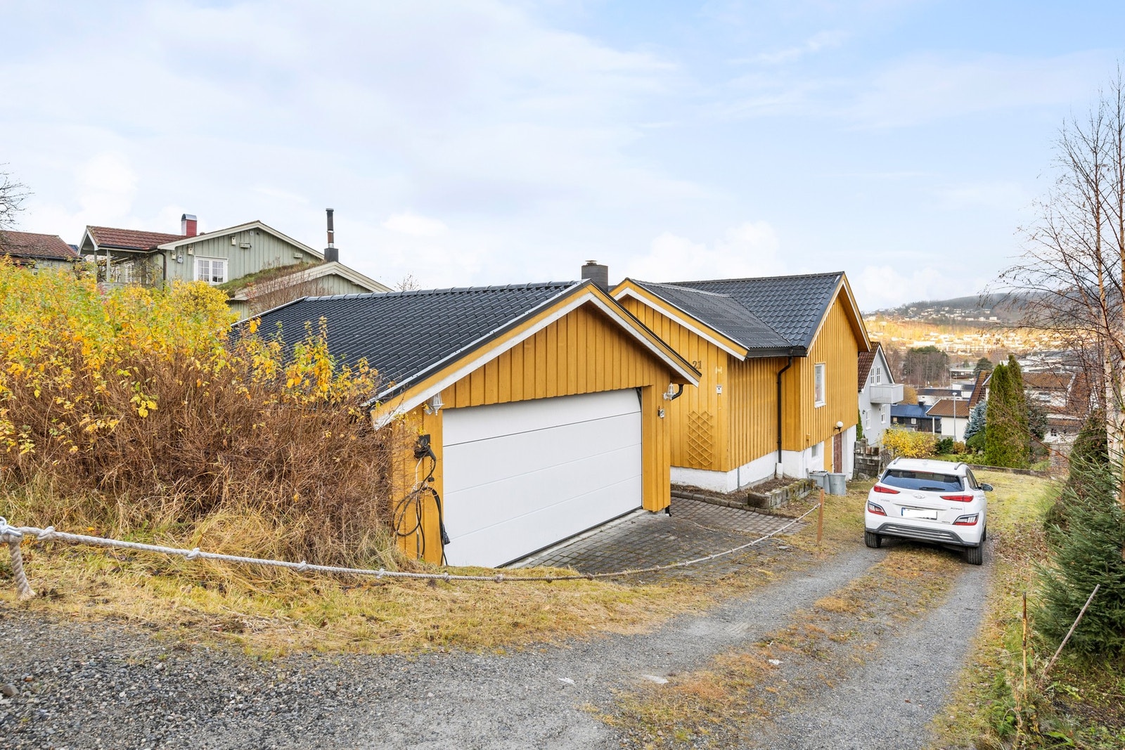 Det er i tillegg en frittstående garasje rett ved innkjørselen Galleribilde