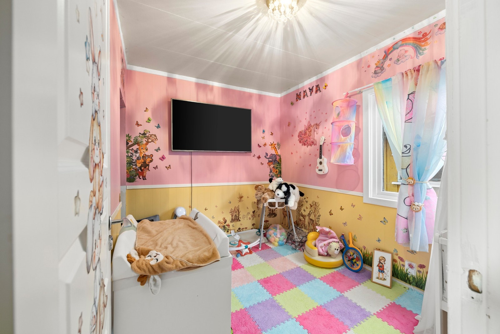 Brensel/tørk omgjort til soverom. Det foreligger ingen søknad om bruksendring og kjøper overtar risiko for dette. Galleribilde