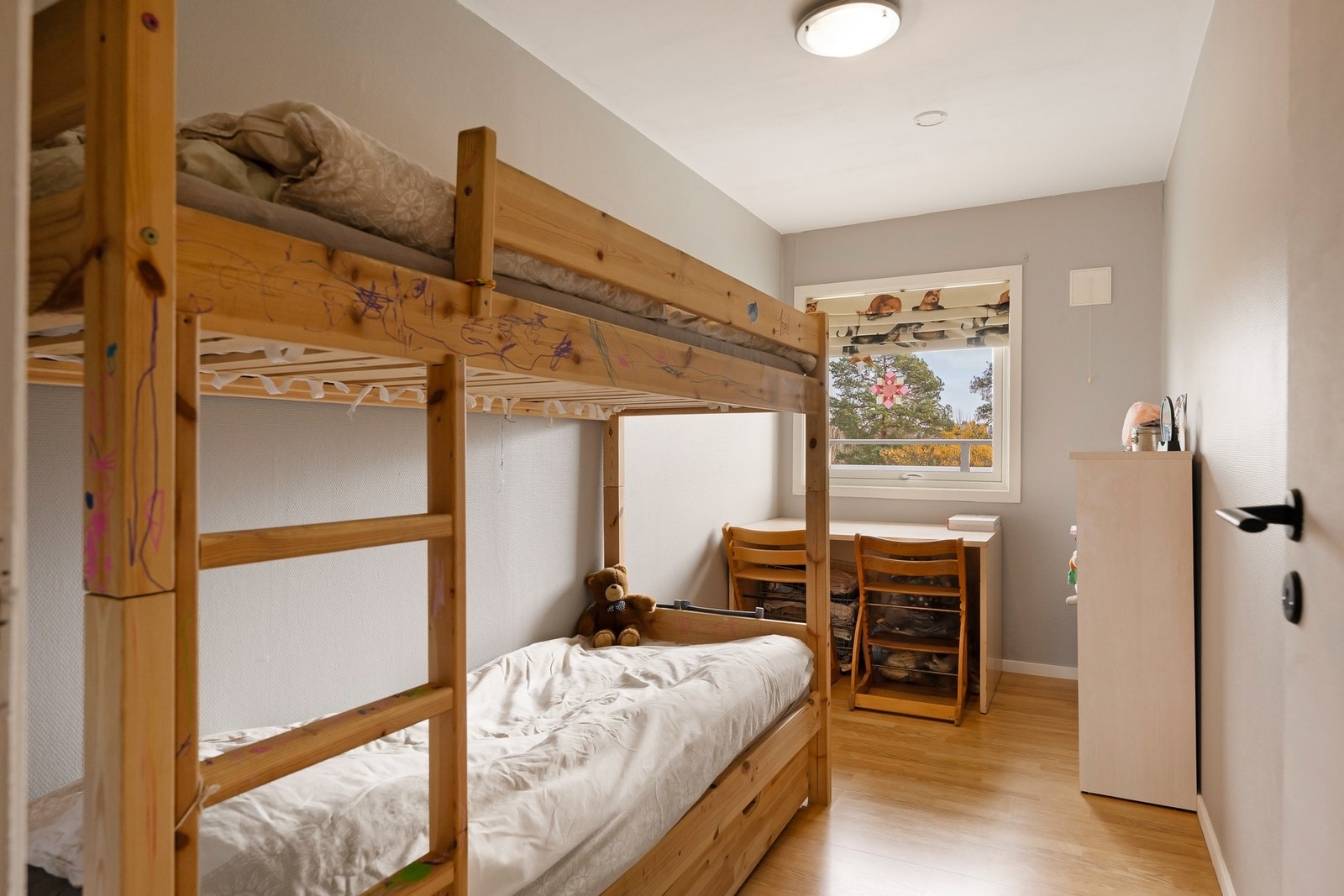 Soverom 2: Lyst barnerom med plass til seng, skrivepult og oppbevaring Galleribilde