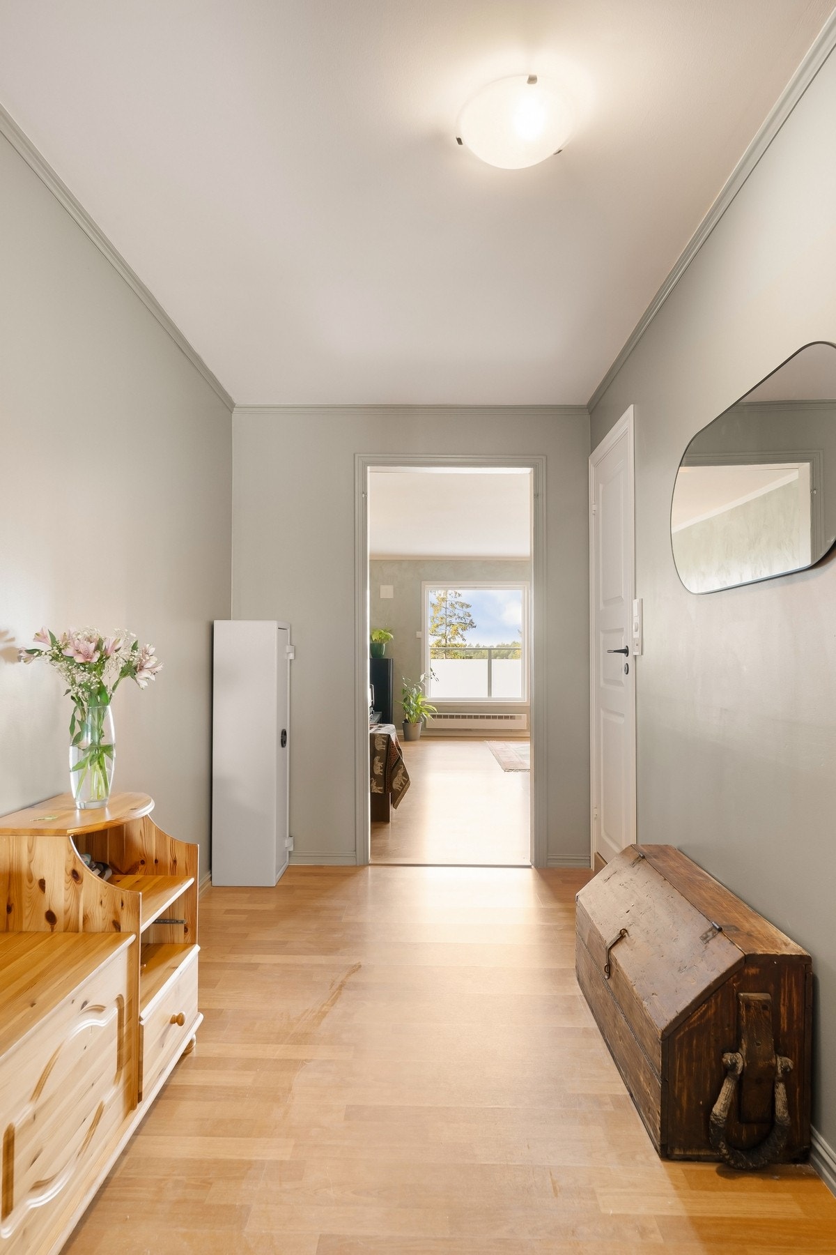 Velkomsthall med god plass til sko og yttertøy Galleribilde