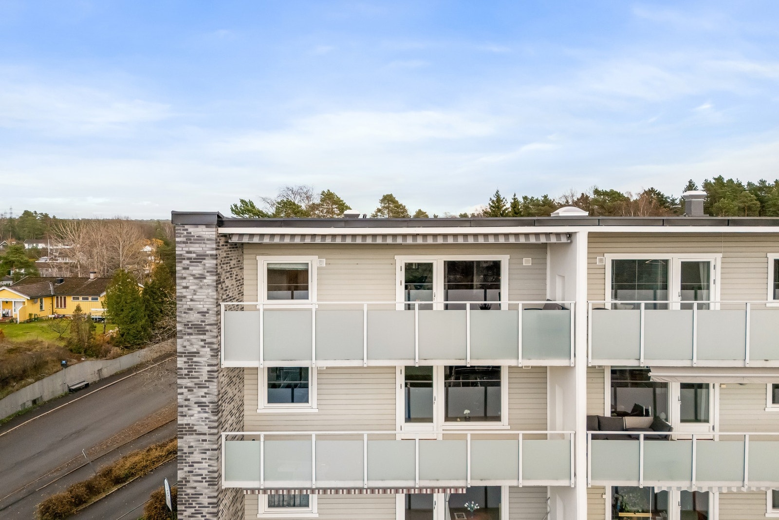 Grønt og luftig - fjorden i blikket fra egen balkong Galleribilde