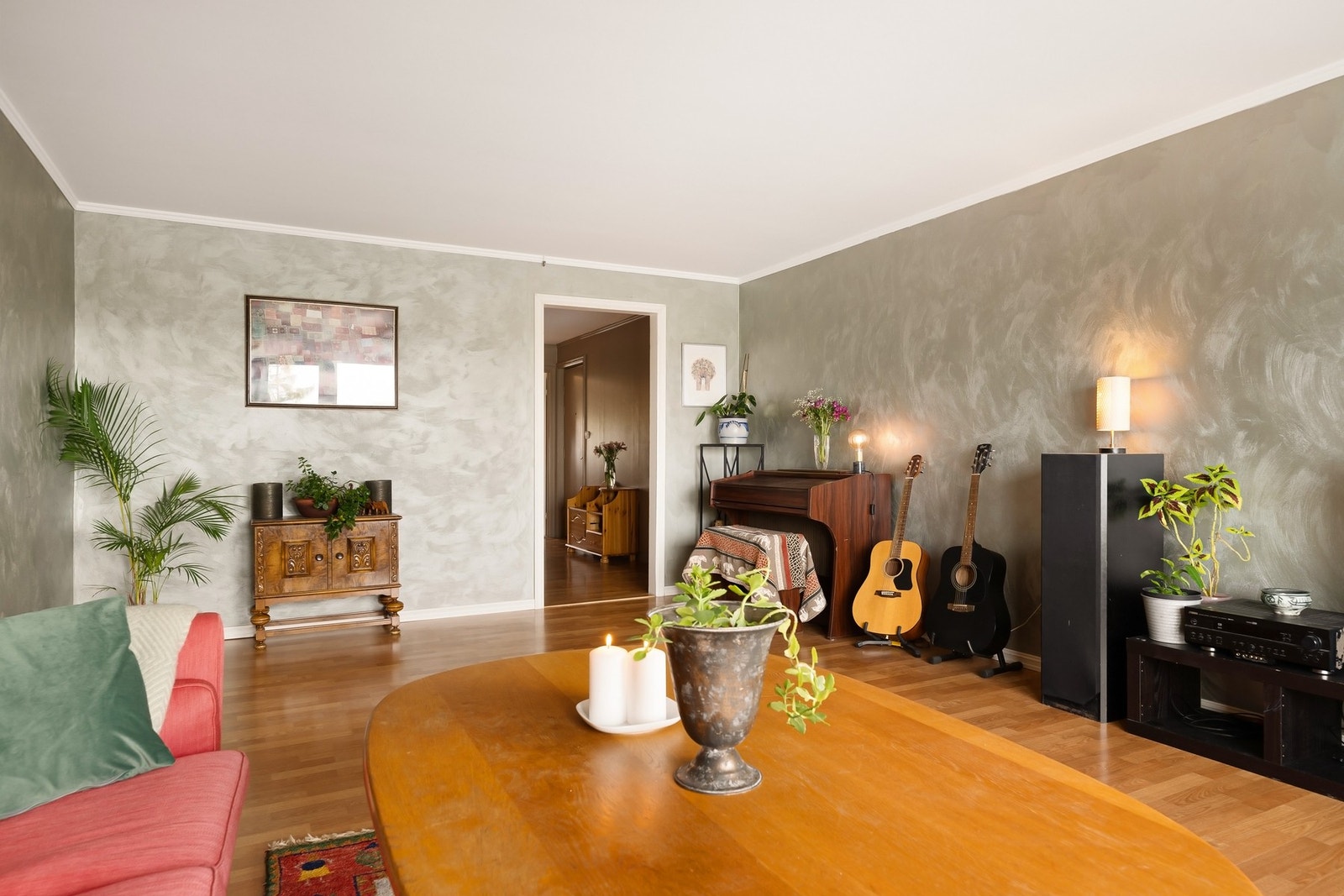 Lys stue med utgang til sydvestvendt balkong ca. 12 m² - sjøgløtt og kveldssol Galleribilde