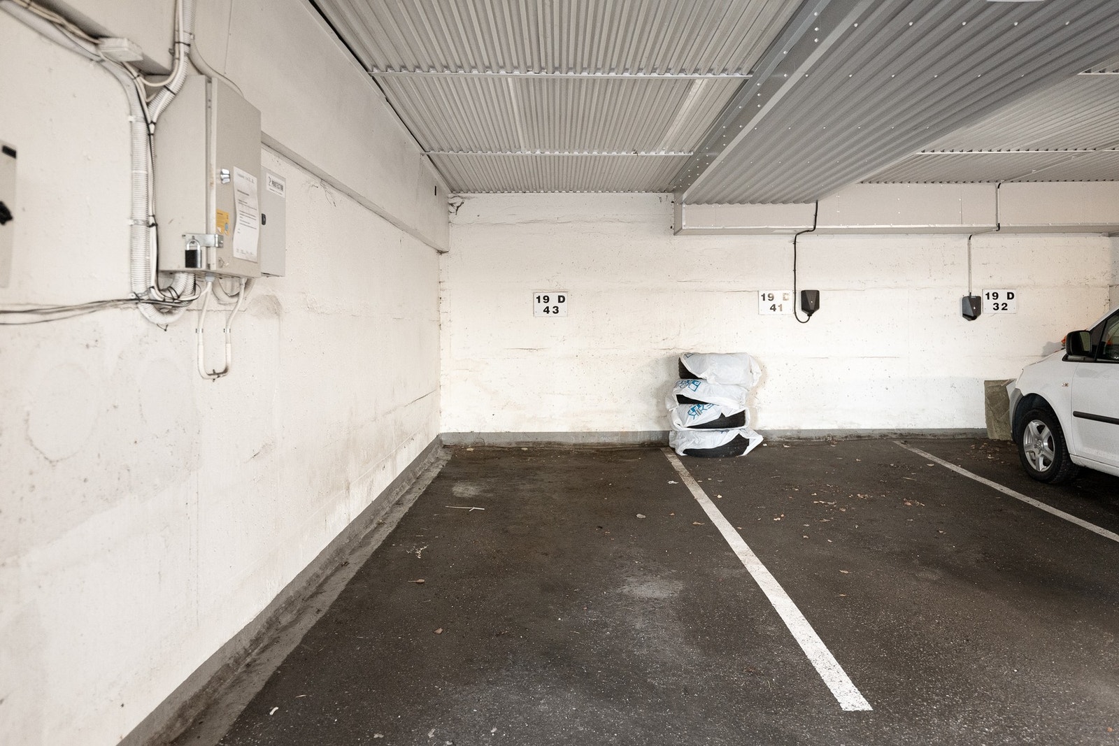 Oppmerket plass i garasjeanlegg* - enkel adkomst året rundt Galleribilde