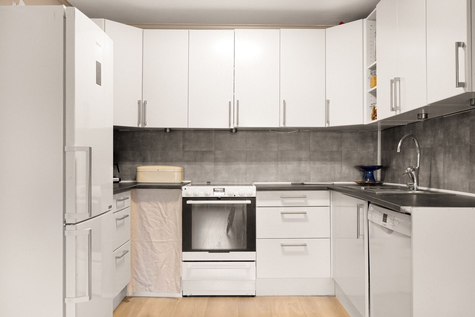 Funksjonelt kjøkken med masser av skap- og benkeplass Galleribilde