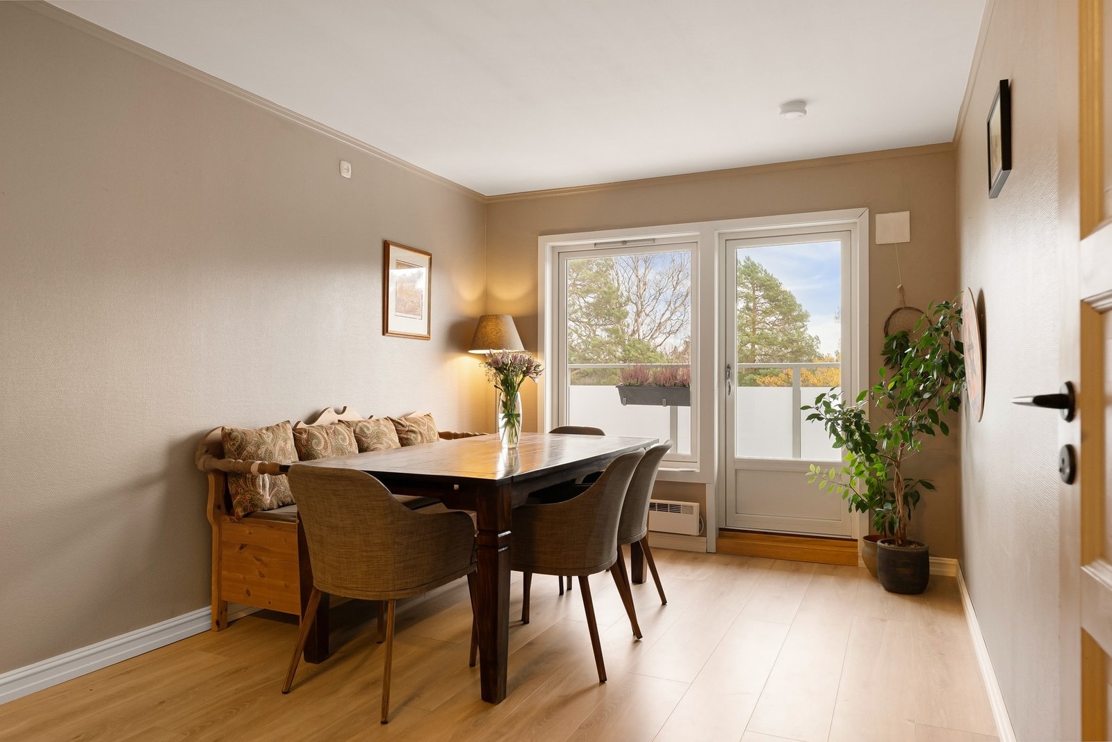 Spisestue med utgang til morgenbalkong - perfekt for kaffe i solen Galleribilde