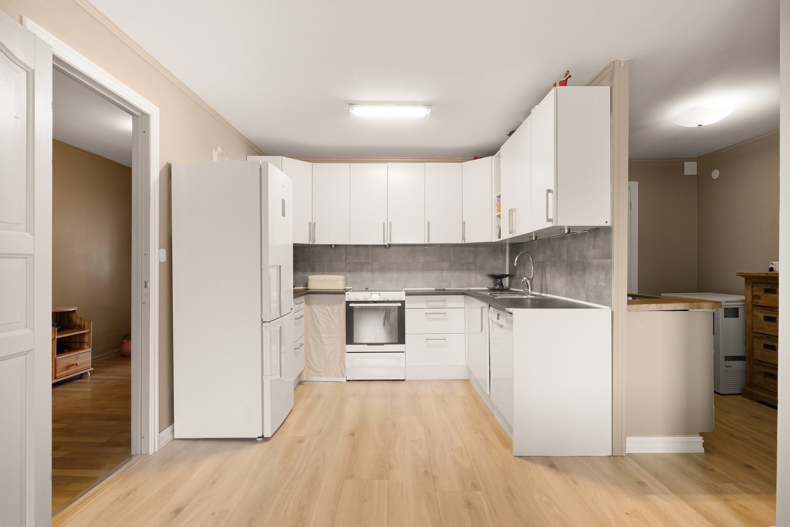 Romslig kjøkken med god arbeidsflate og plass til gruppe i sonen Galleribilde