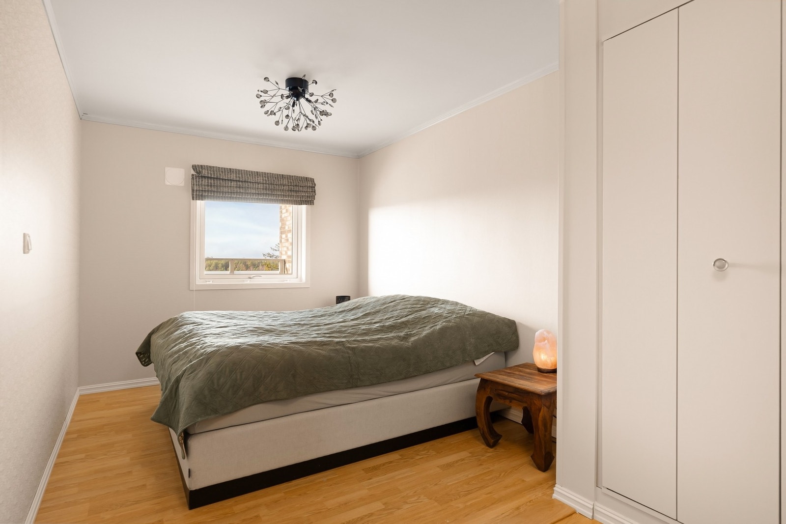 Lyst hovedsoverom med rolig uttrykk og god plass til kontorløsning. Galleribilde