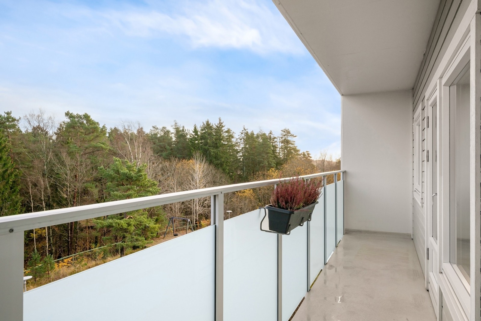 Morgenbalkong 8m² - utsyn mot grøntområder, skjermet og trivelig Galleribilde