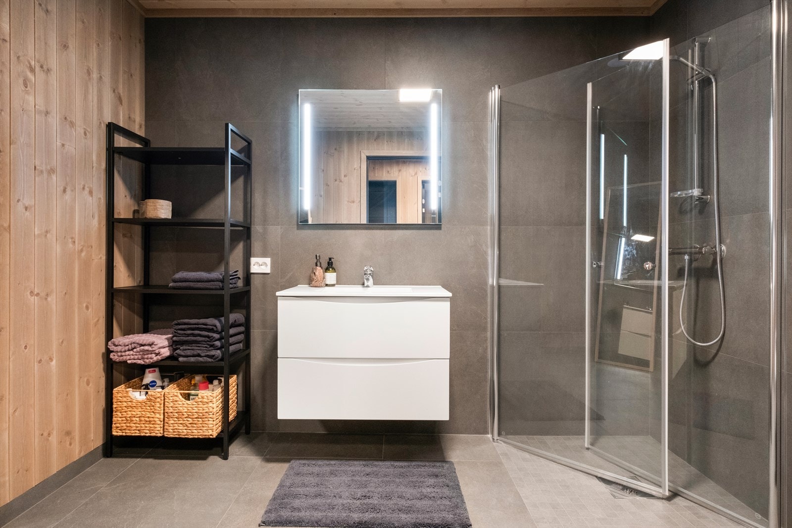 Flislagte overflater og elektriske varmekabler gir robust våtromsløsning (kilde: tilstandsrapport). Galleribilde