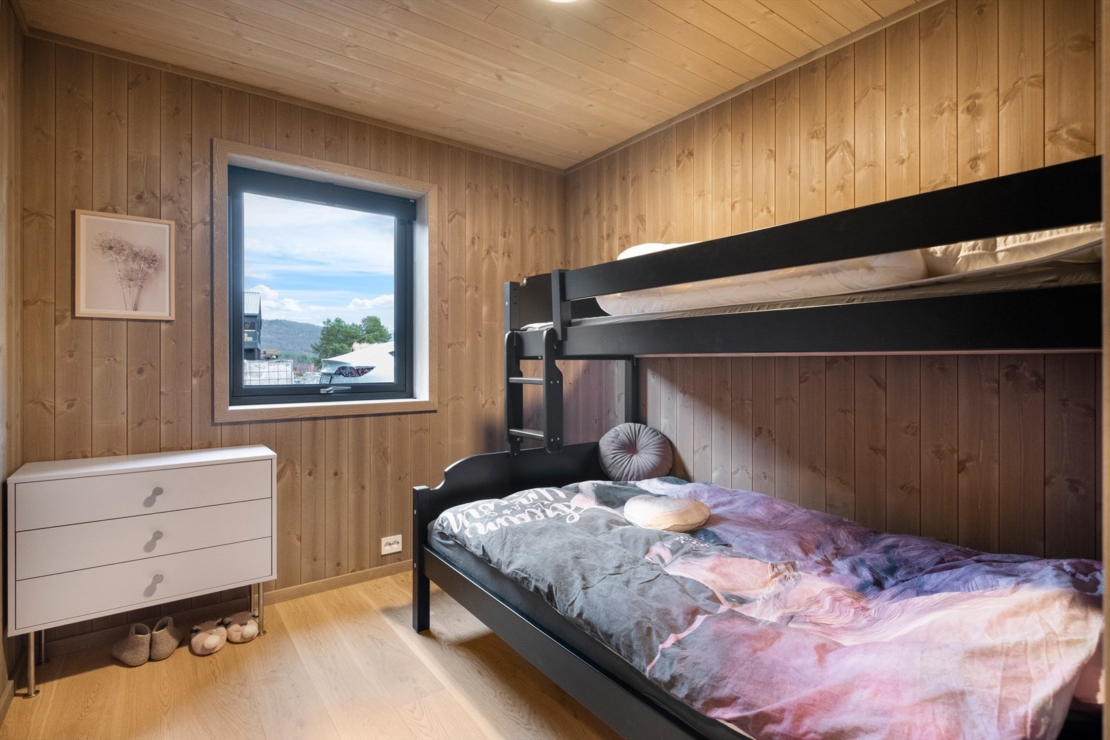 Plass til køyeseng og kommode gir praktisk oppbevaring i rommet. Galleribilde