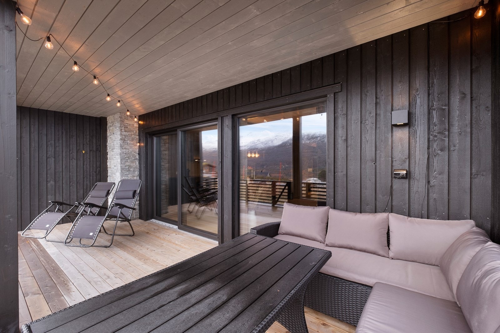 Dekorstein på vegg gir en robust og estetisk detalj til terrassen. Galleribilde