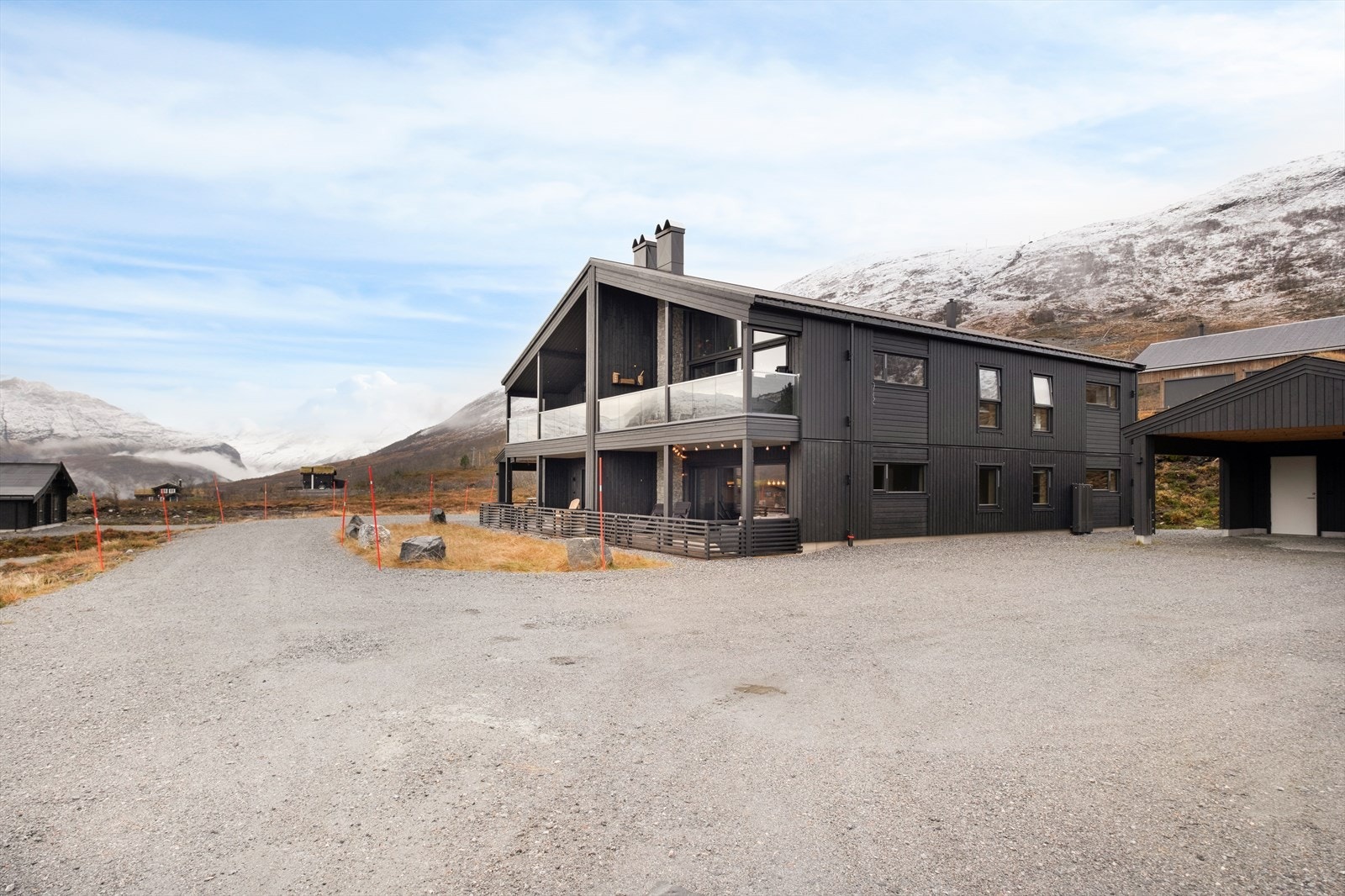 Eiendommen har en privat adkomstvei med gruset innkjørsel, som gir enkel tilgang til boligen (kilde: tilstandsrapport). Galleribilde