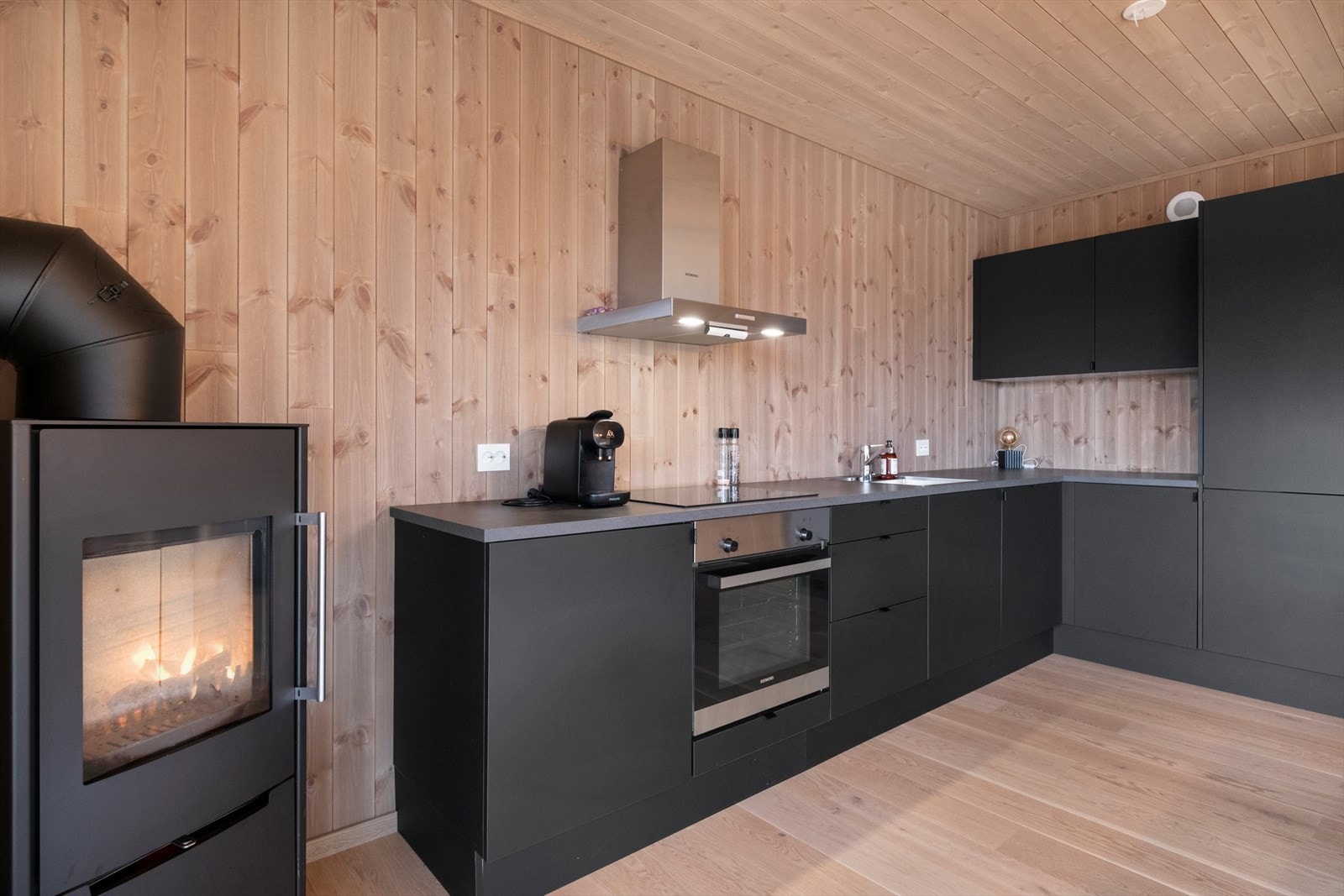 Kjøkkenet er utstyrt med kullfilterventilator over komfyren. Galleribilde