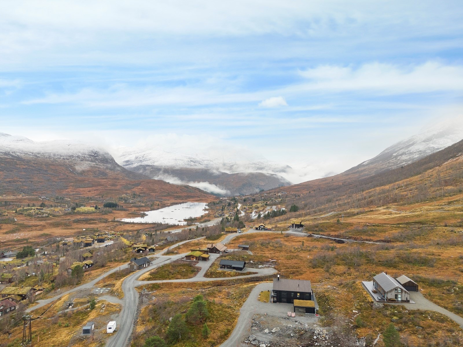Utsikt over det naturskjønne området med fjell og innsjøer gir en rolig atmosfære. Galleribilde