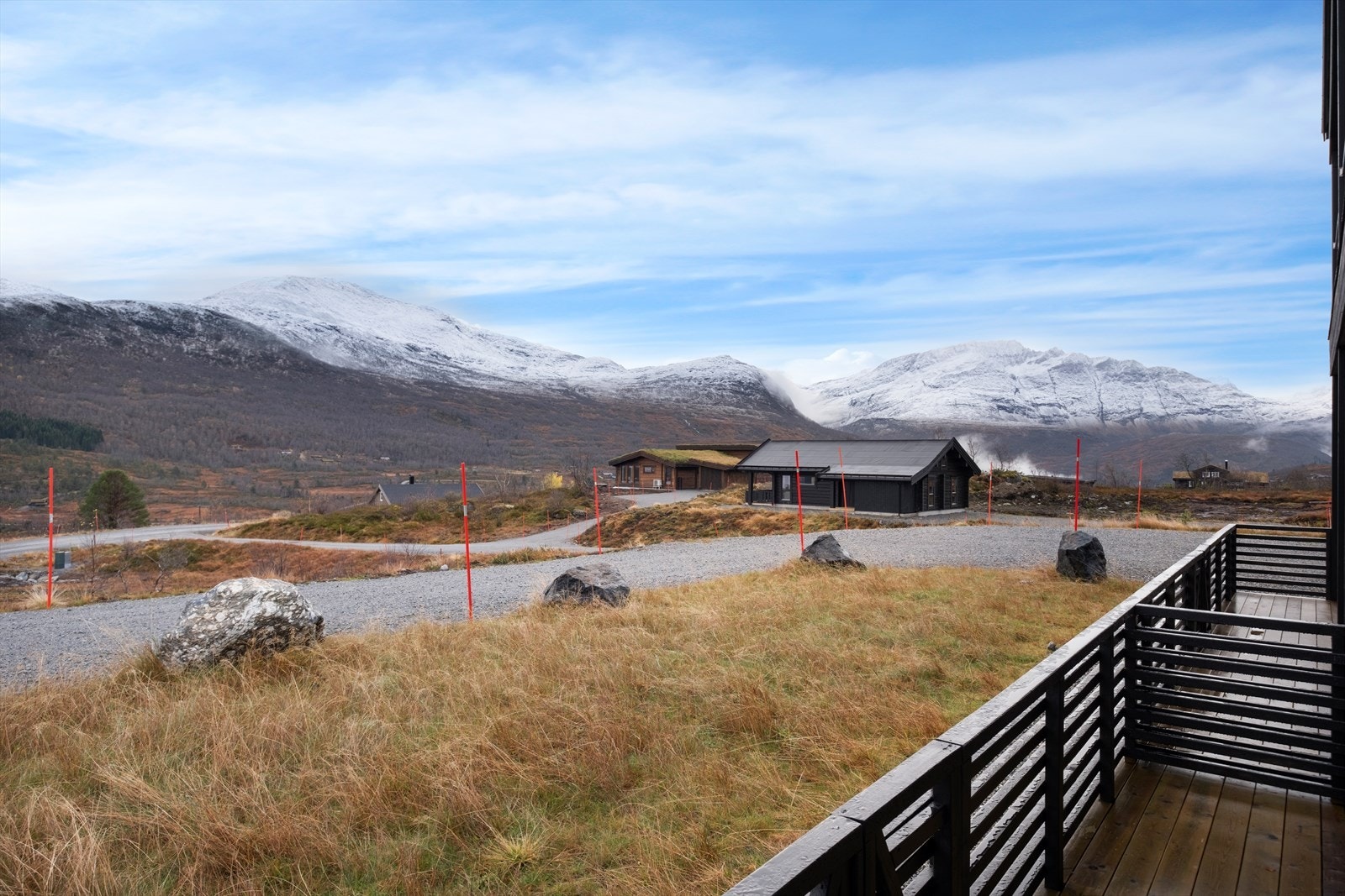 Terrassen mot sør gir en fri utsikt over det naturskjønne området med fjell i bakgrunnen. Galleribilde