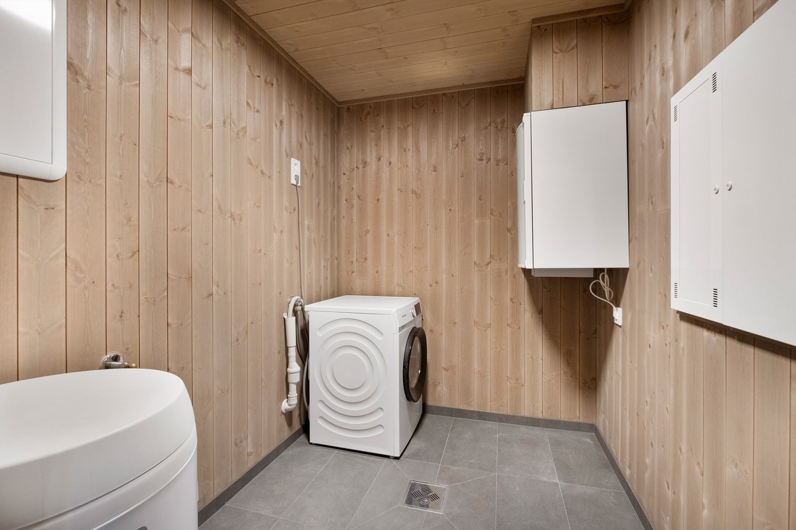 Vaskerommet har fliser og varmekabler i gulvet, samt panel på veggene, som gir en praktisk og komfortabel løsning. Balansert ventilasjon sikrer godt innemiljø, og det er opplegg for vaskemaskin. Galleribilde