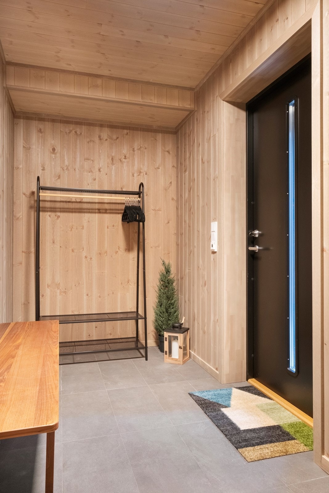 Ytterdør av formpressa trefiner med glassfelt gir et moderne preg på inngangspartiet. Galleribilde