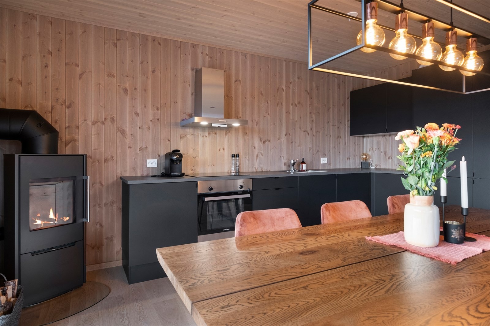 Skyvebalkongdør i malt tre med energiglass gir lys og isolasjon. Galleribilde