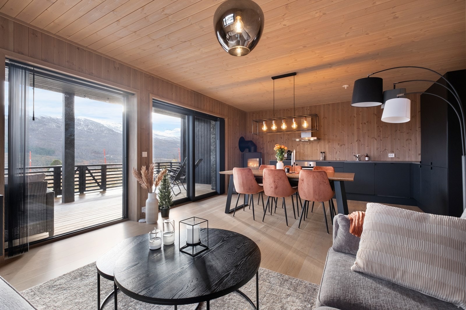 Gulv av parkett gir et solid underlag i oppholdsrommet. Galleribilde