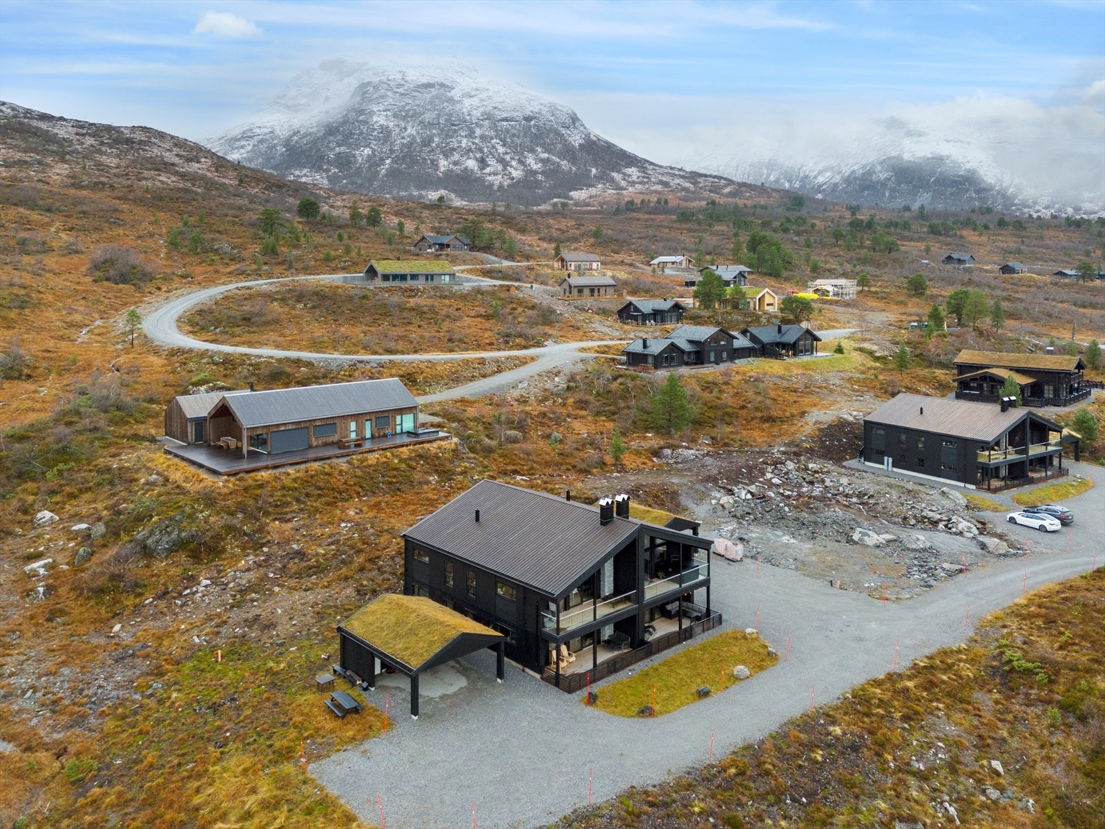 Området rundt fritidsboligen er opparbeidet med gruset innkjørsel og biloppstillingsplass. Galleribilde