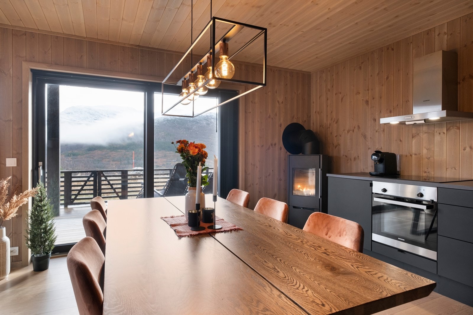 Vedovn og elementpipe med friskluftkanal sikrer god oppvarming. Galleribilde